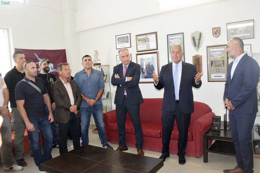 Τη «Μητροπολιτική» ΛΕΦΕΔ επισκέφθηκε ο Μάκης Βορίδης