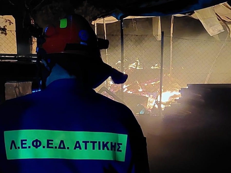 Η ΛΕΦΕΔ Αττικής επιχείρησε στις πυρκαγιές Λαυρίου και Μάνδρας